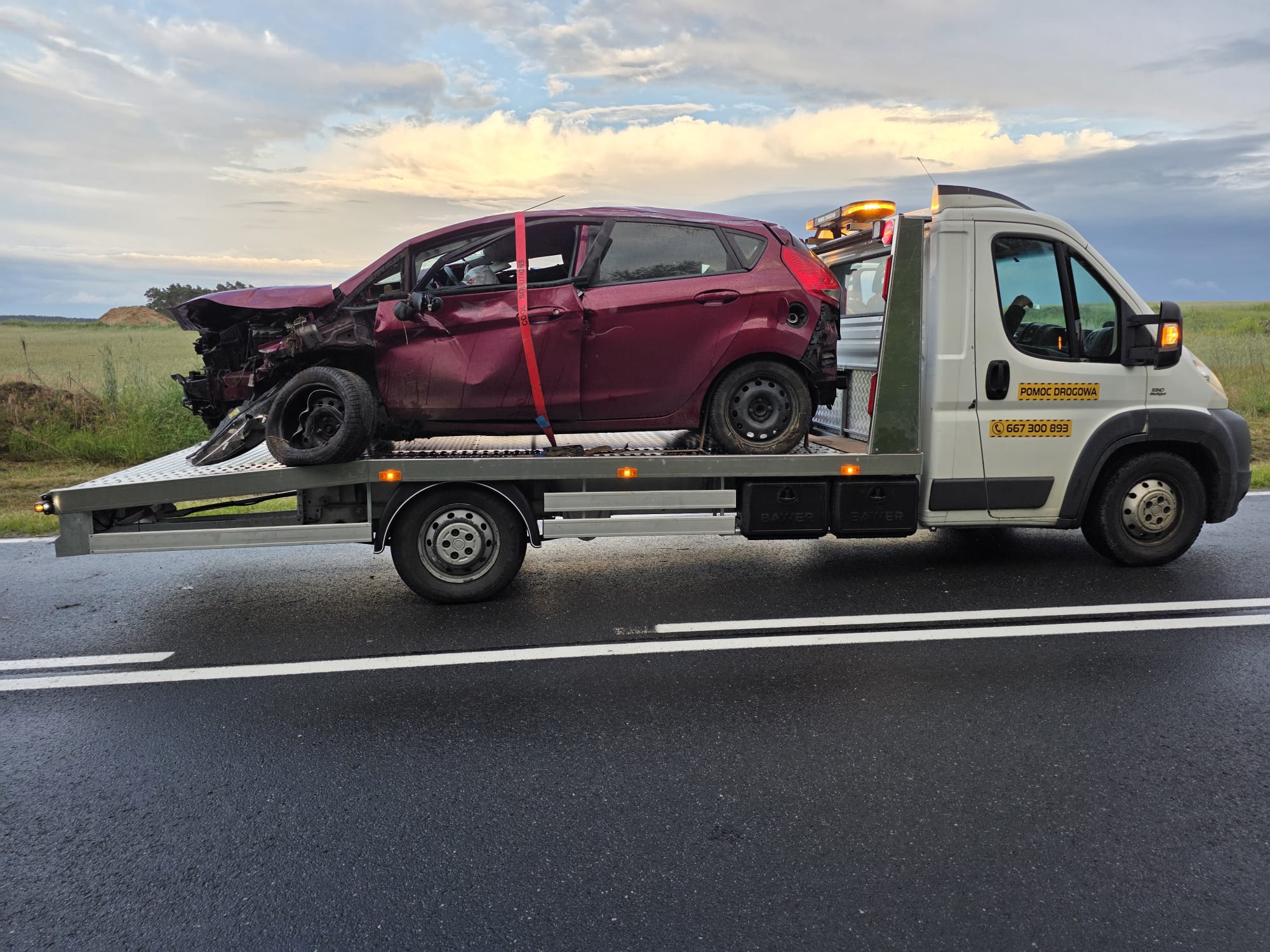 Transport uszkodzonego samochodu autolawetą po kolizji lub wypadku