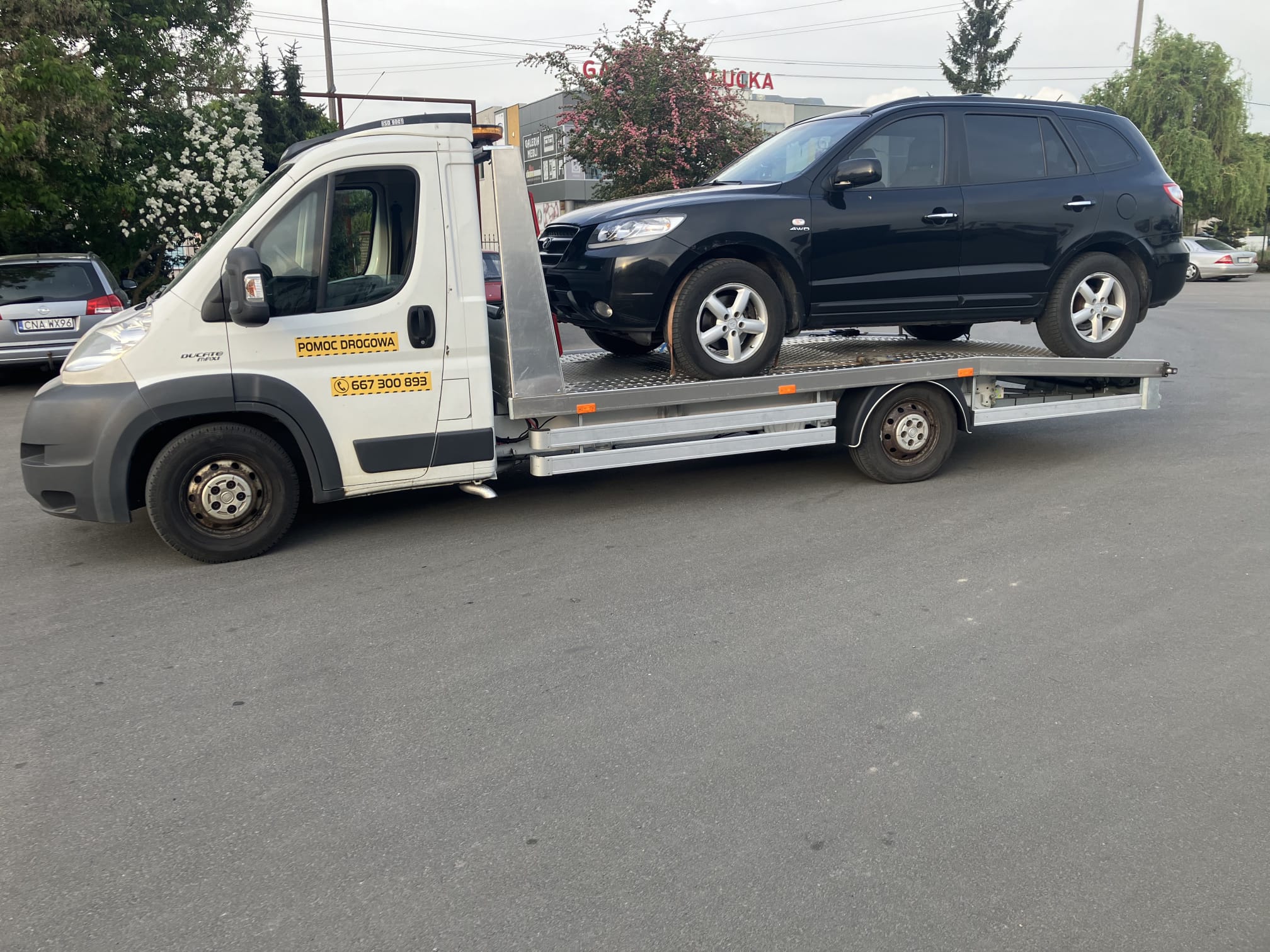 Transport samochodu SUV autolawetą