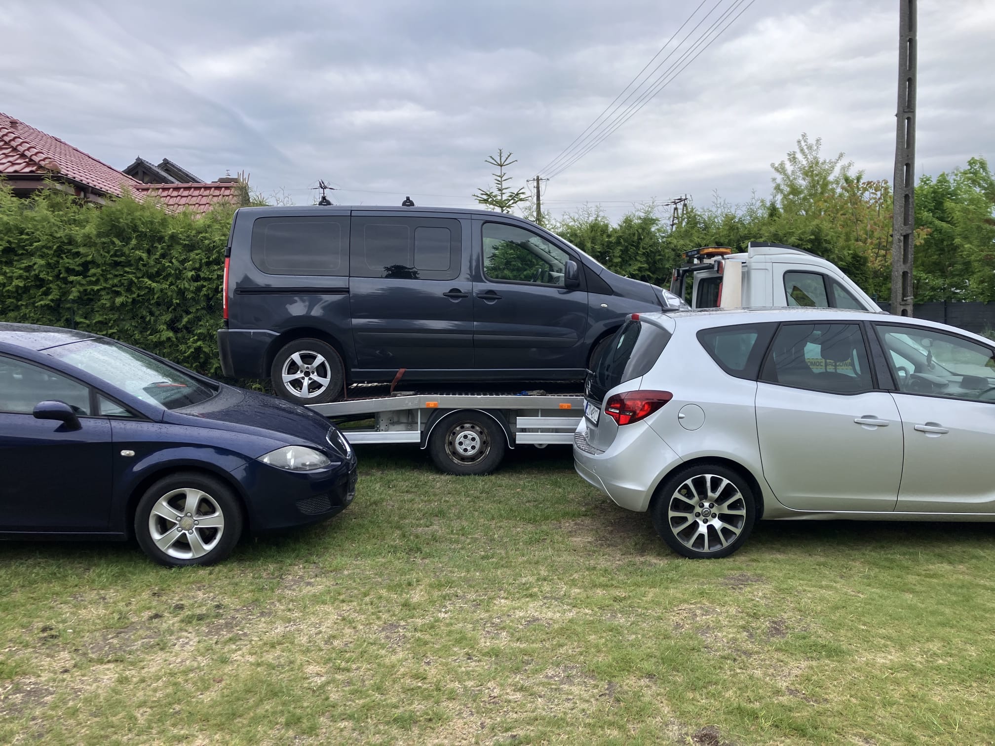 Transport uszkodzonego samochodu po zdarzeniu drogowym