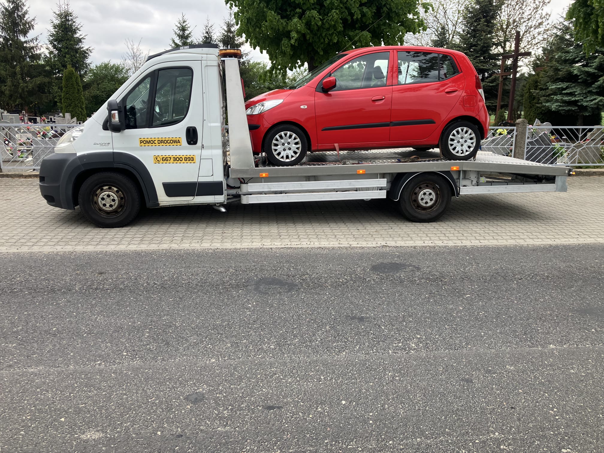 Samochód bezpiecznie przewożony na autolawecie